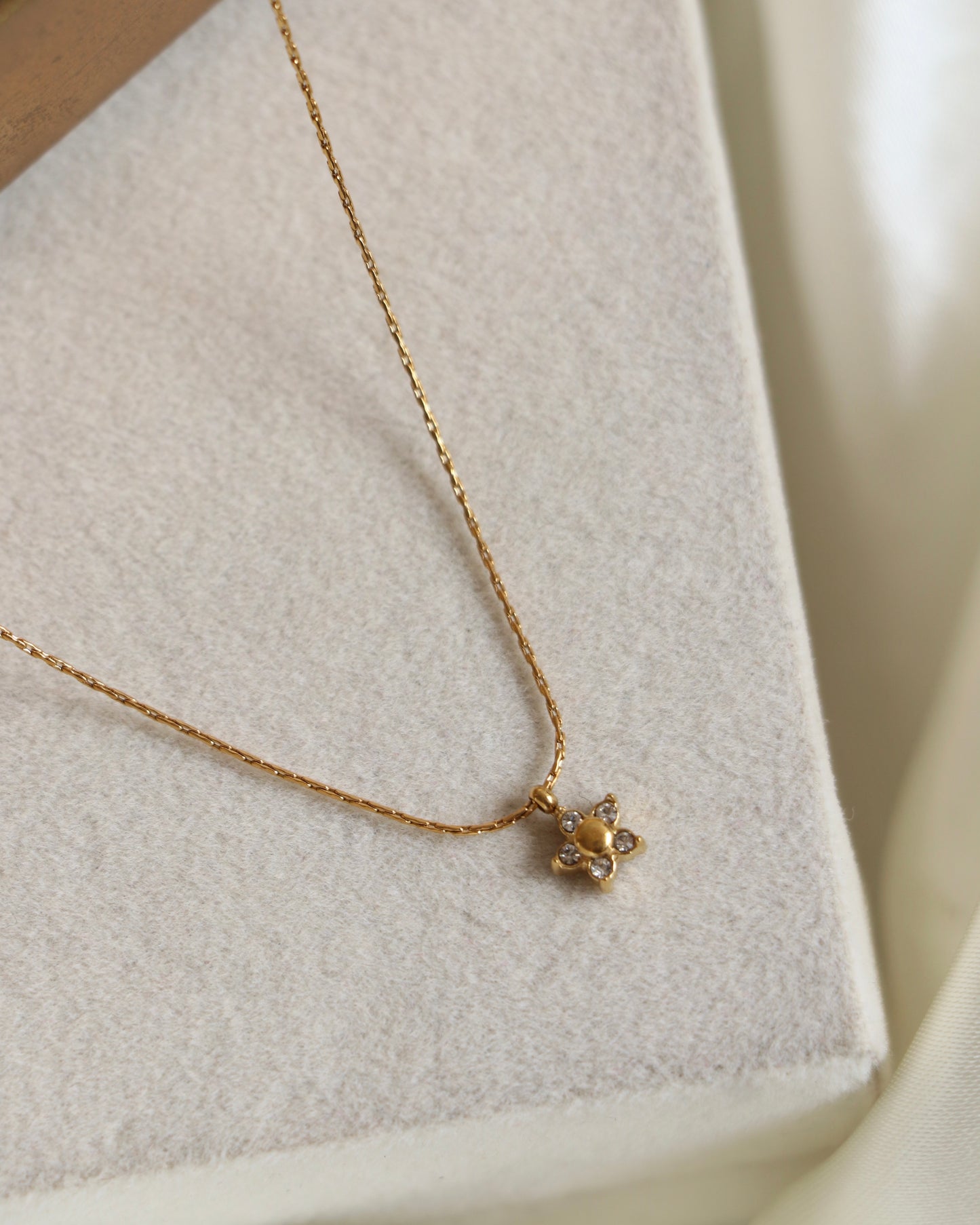 Dainty Flower Zirconia Necklace