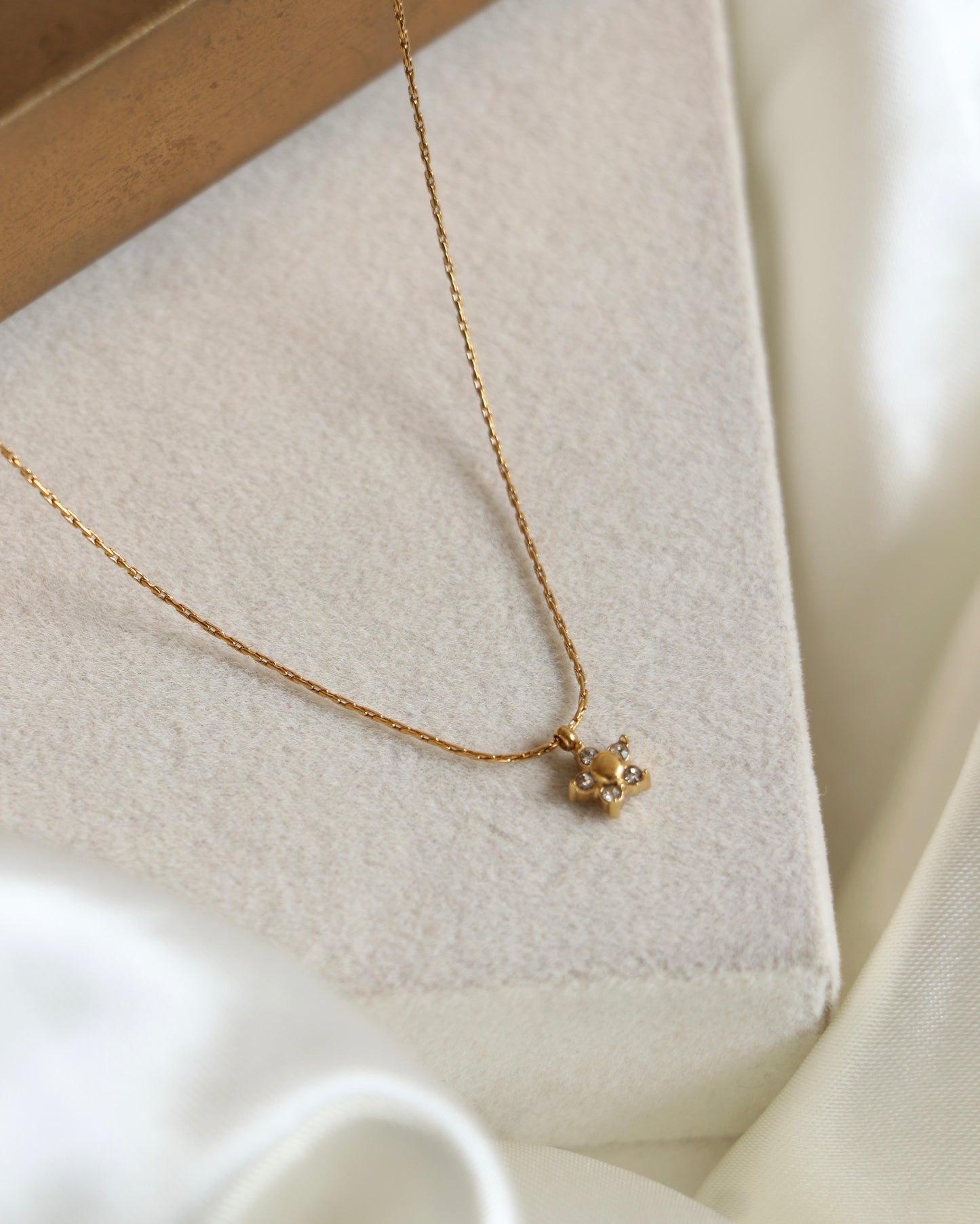 Dainty Flower Zirconia Necklace