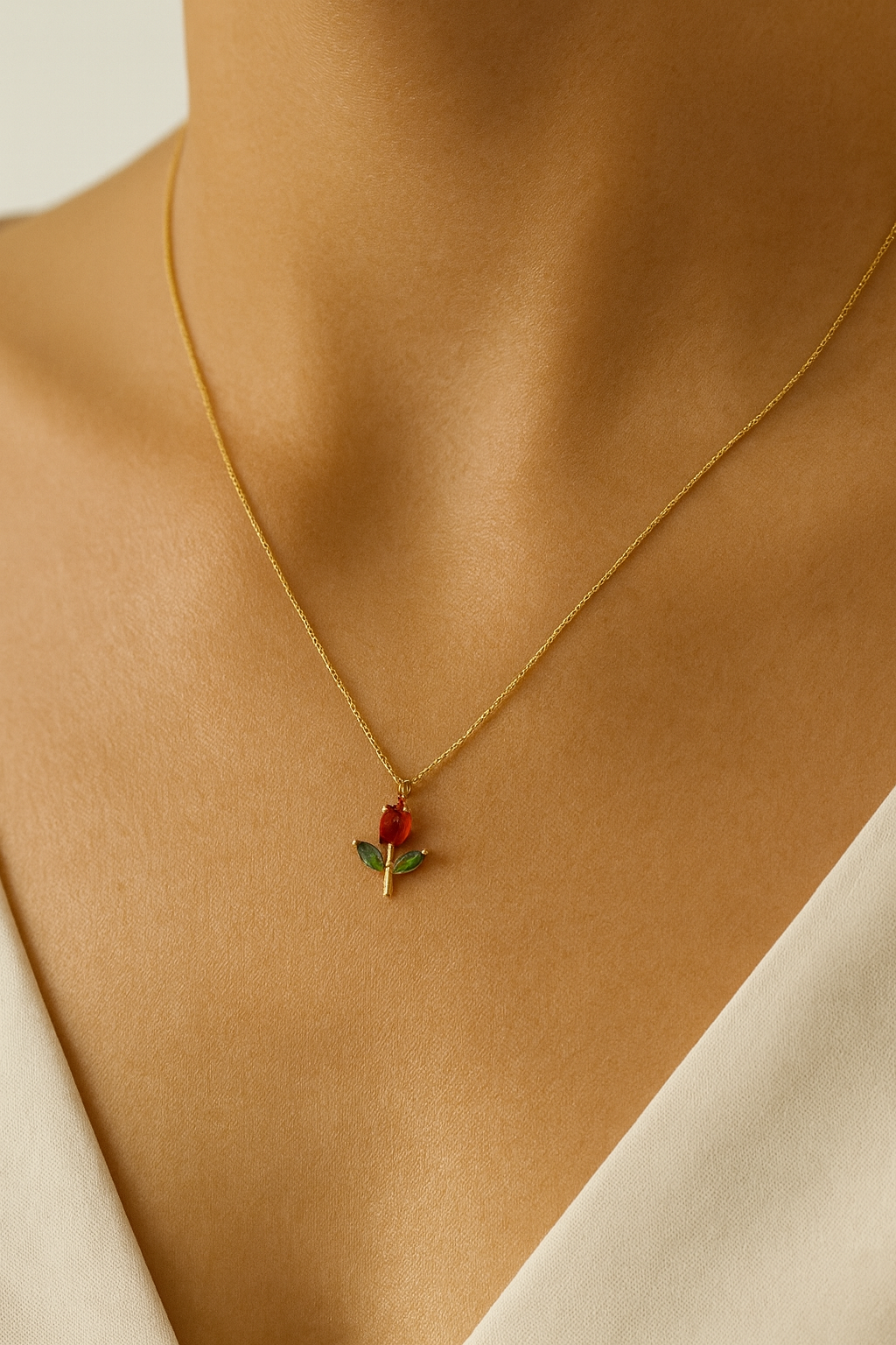 Dainty Red Rose’ Necklace