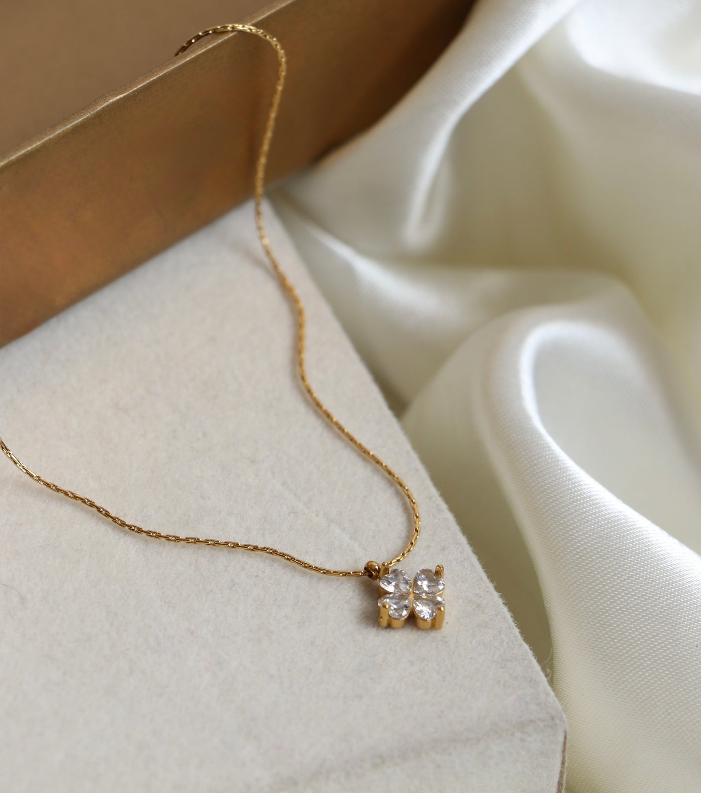 Iced Daisy Necklace