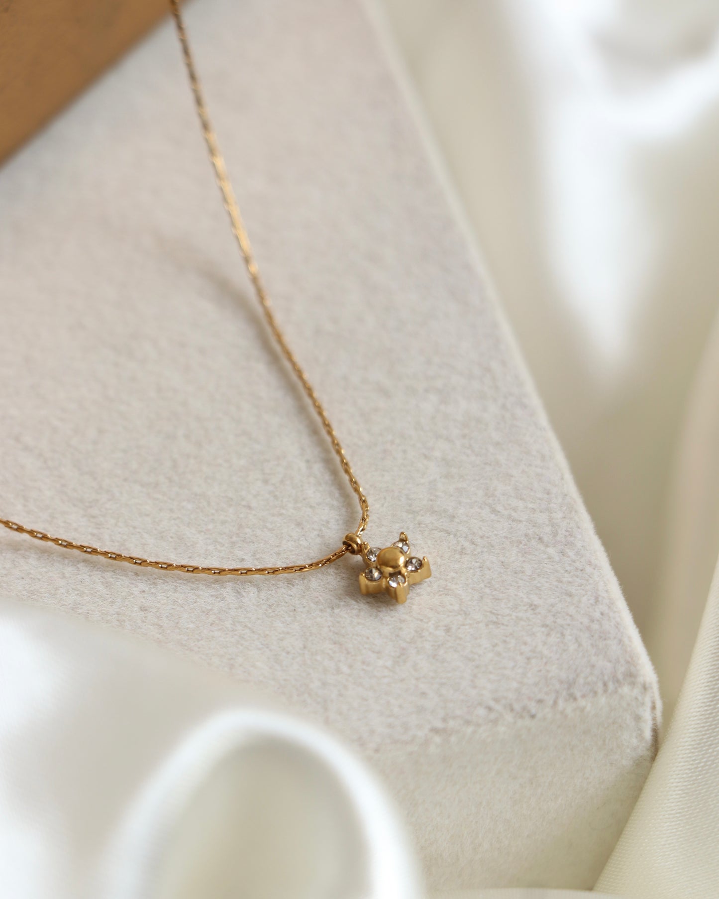 Dainty Flower Zirconia Necklace