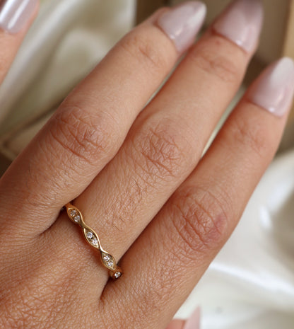 Noor Dainty Band Ring